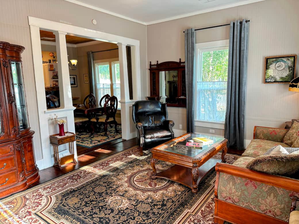 Relax in the beautiful living room, decorated with antique furniture Relax in the beautiful living room, decorated with antique furniture