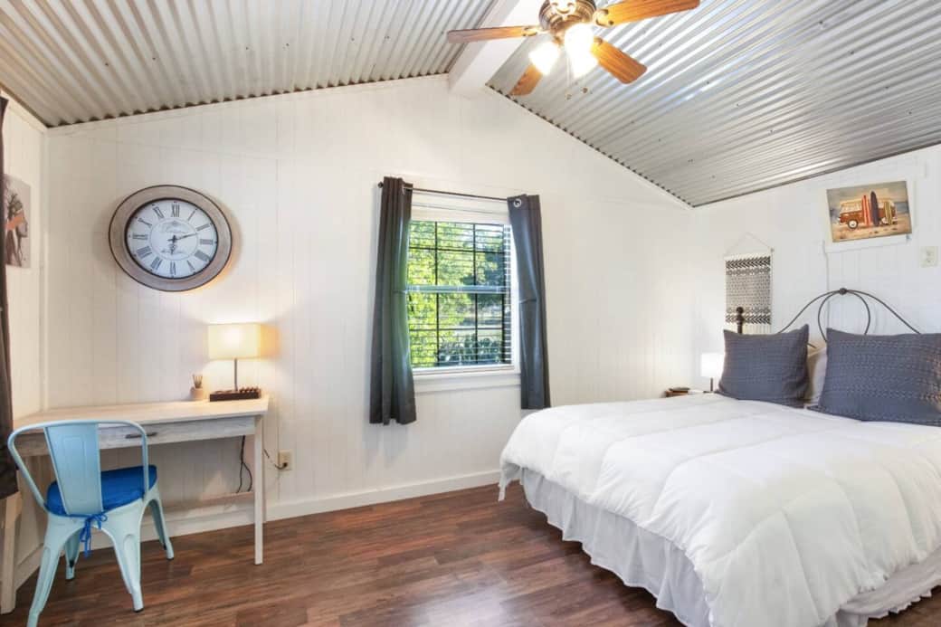 Cabin B: Bedroom (Queen bed) Cabin B: Bedroom (Queen bed)