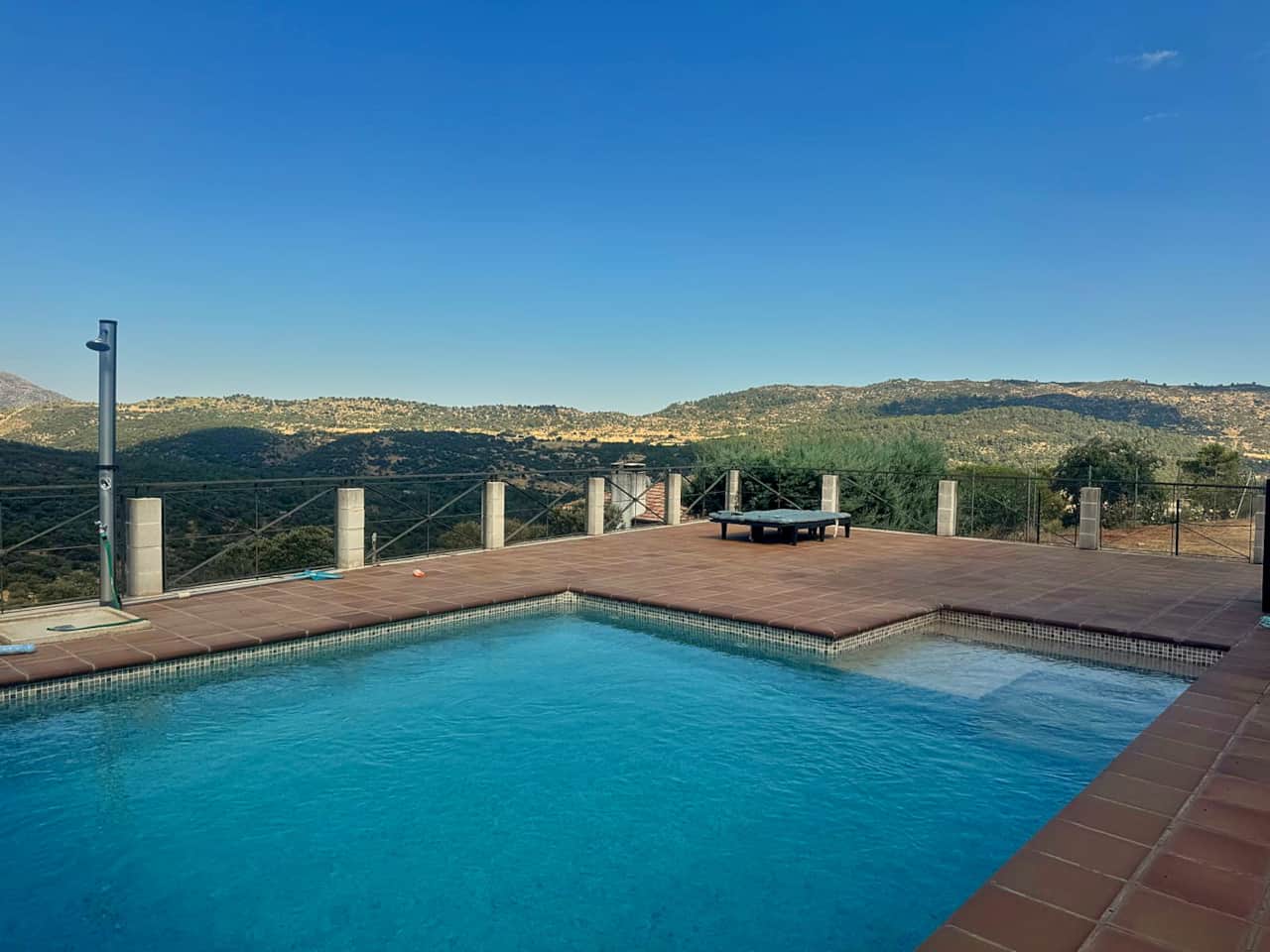 Piscina privada con vistas a la sierra de Madrid