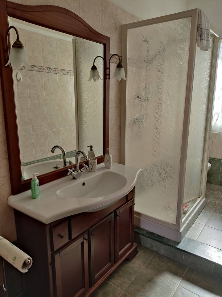 Bagno completo con box doccia