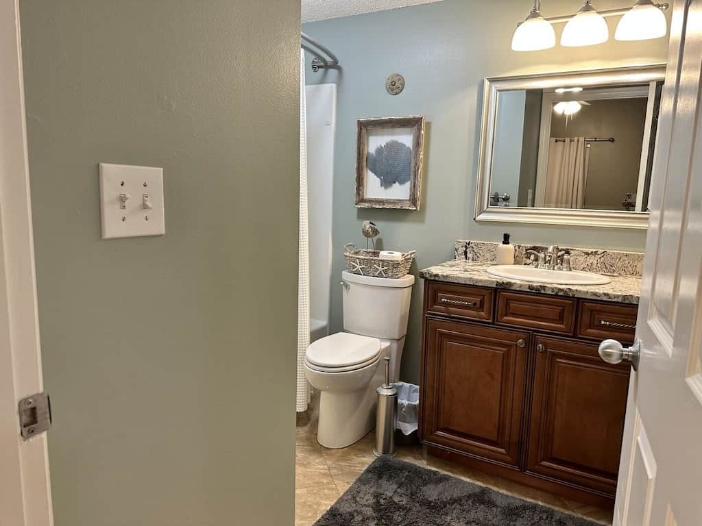 Bathroom Connected to Middle Bedroom