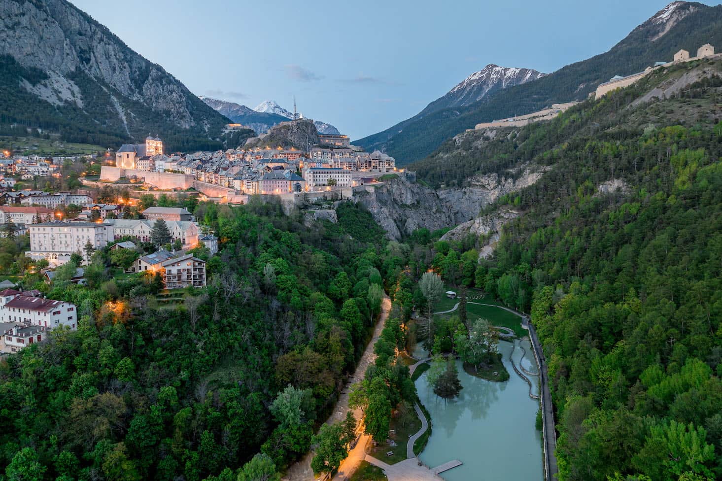 Briançon illuminée à l'heure bleue, citadelle Vauban et vallées des Hautes-Alpes, Serre Chevalier Vallée