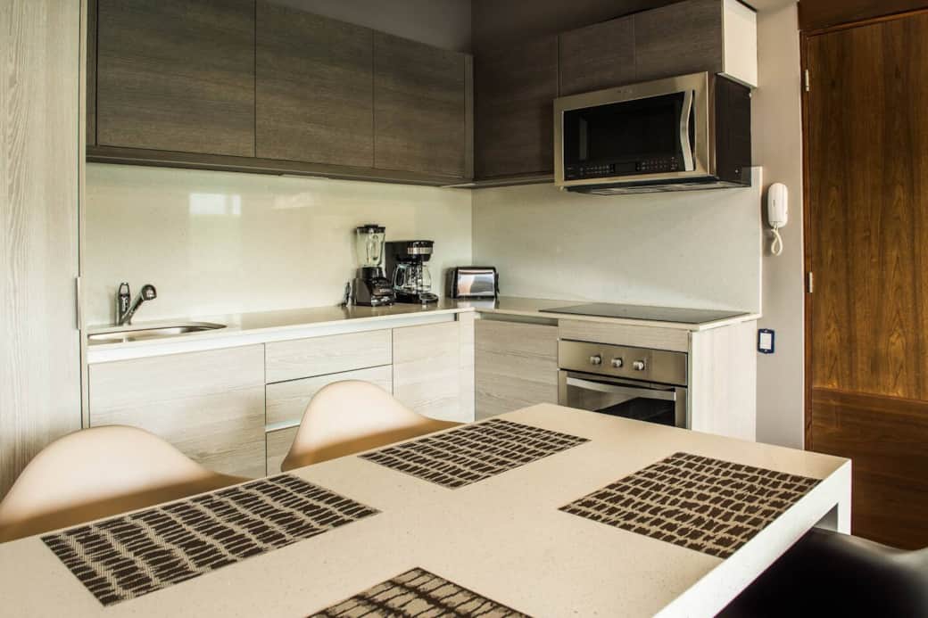 Cocina equipada frente a barra comedor
