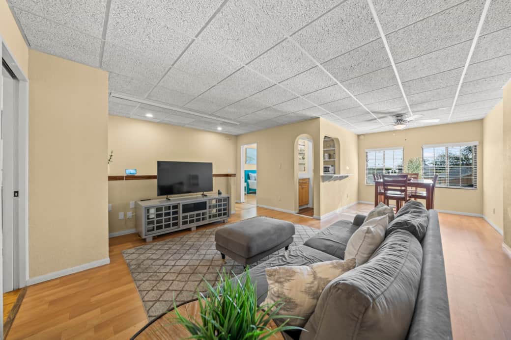 Living Area - Smart Tv / Dining Area