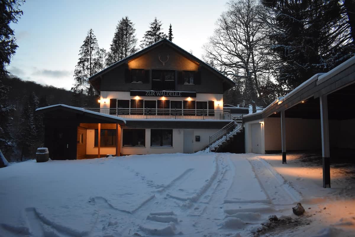 Außenansicht im Winter mit Beleuchtung