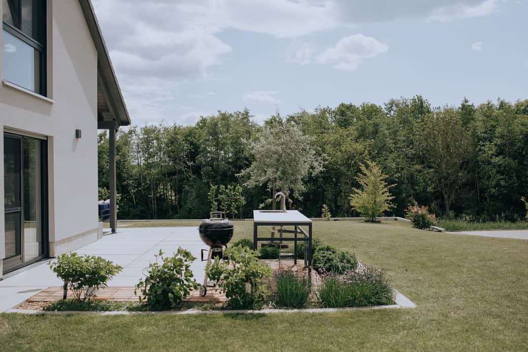 Garten mit kleiner Outdoorgrillecke