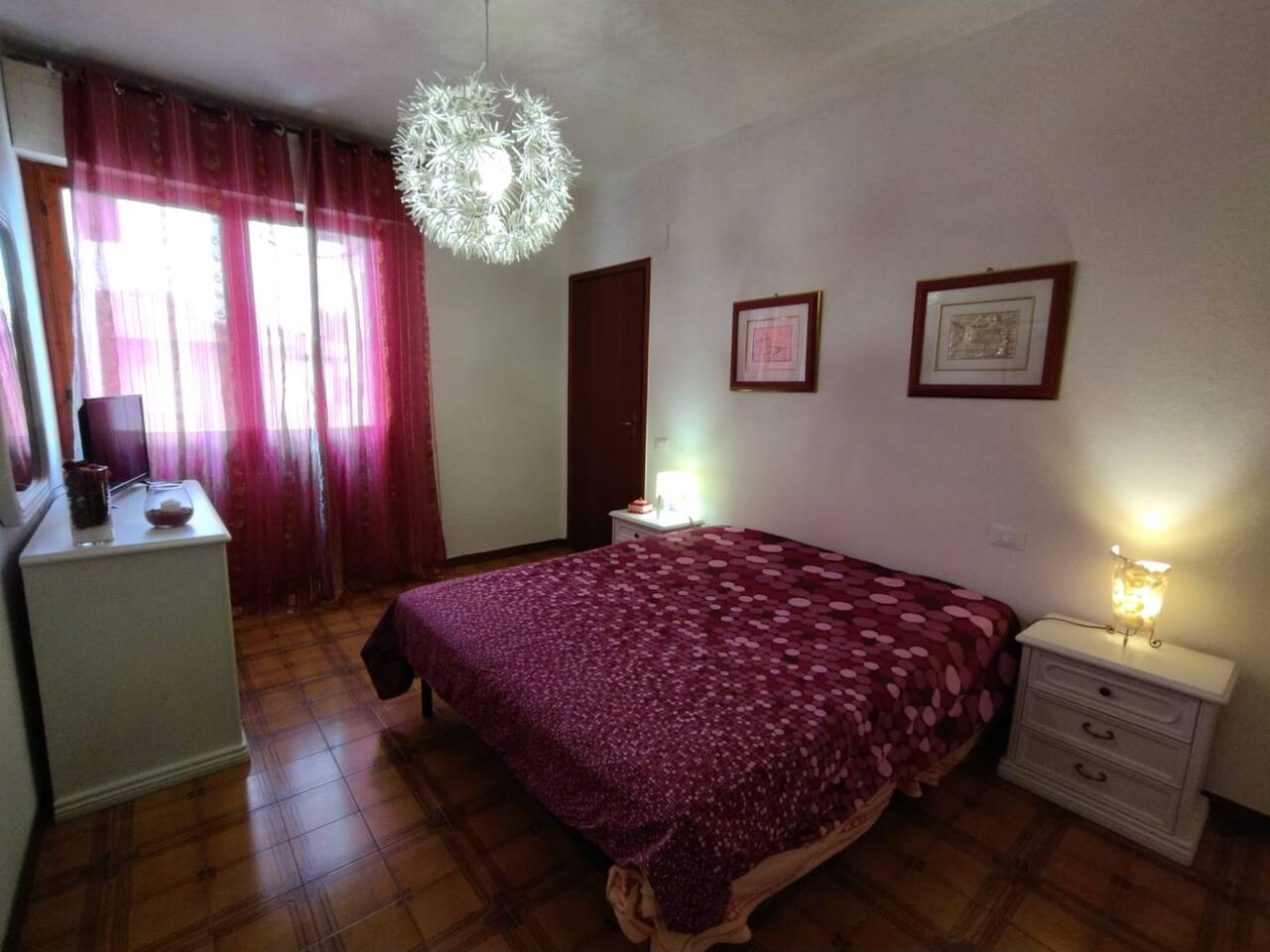 Ampia camera da letto matrimoniale con TV LED