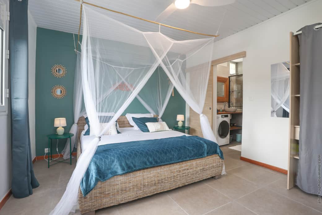 Chambre avec lit King size, moustiquaire, climatisation et brasseur d'air