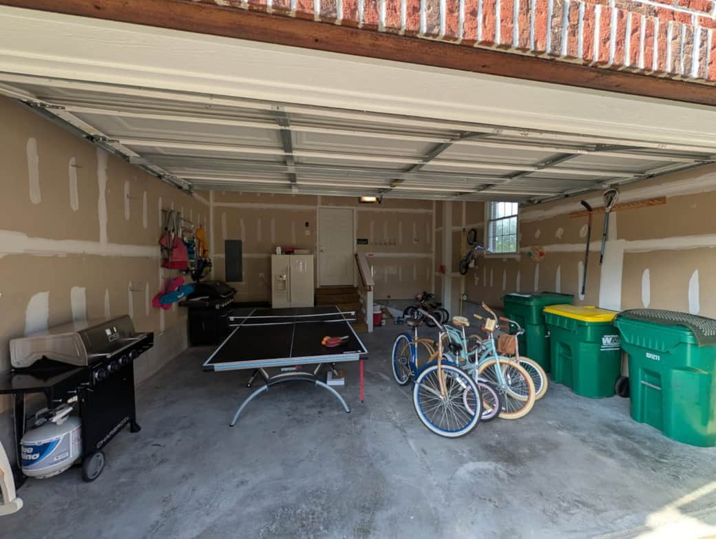 Garage w/ bikes/grill/ping pong table