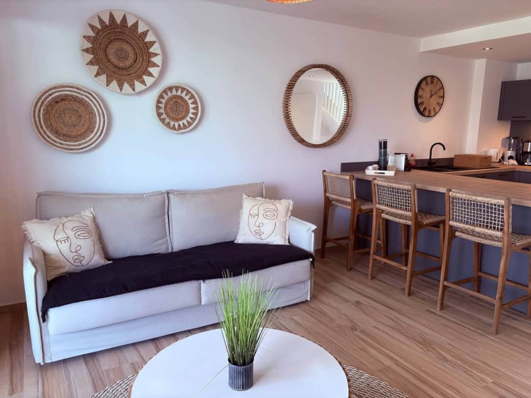 Living room with smart TV Allamanda 106