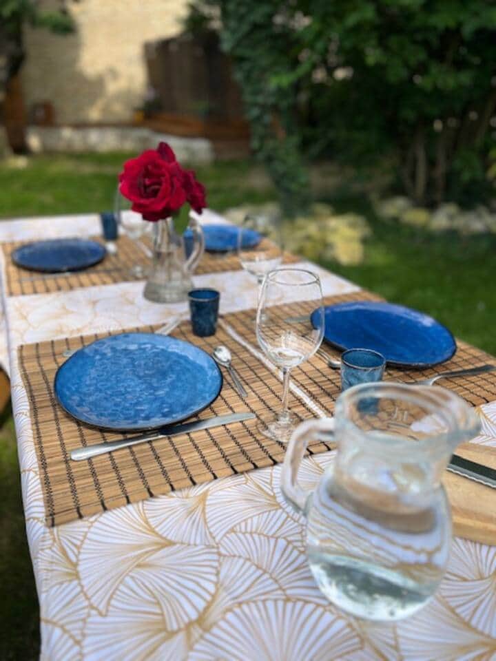 Déjeuner dans le jardin