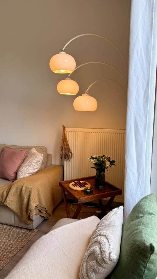 Flowers and vintage lighting, a cozy corner to enjoy. Flowers and vintage lighting, a cozy corner to enjoy.