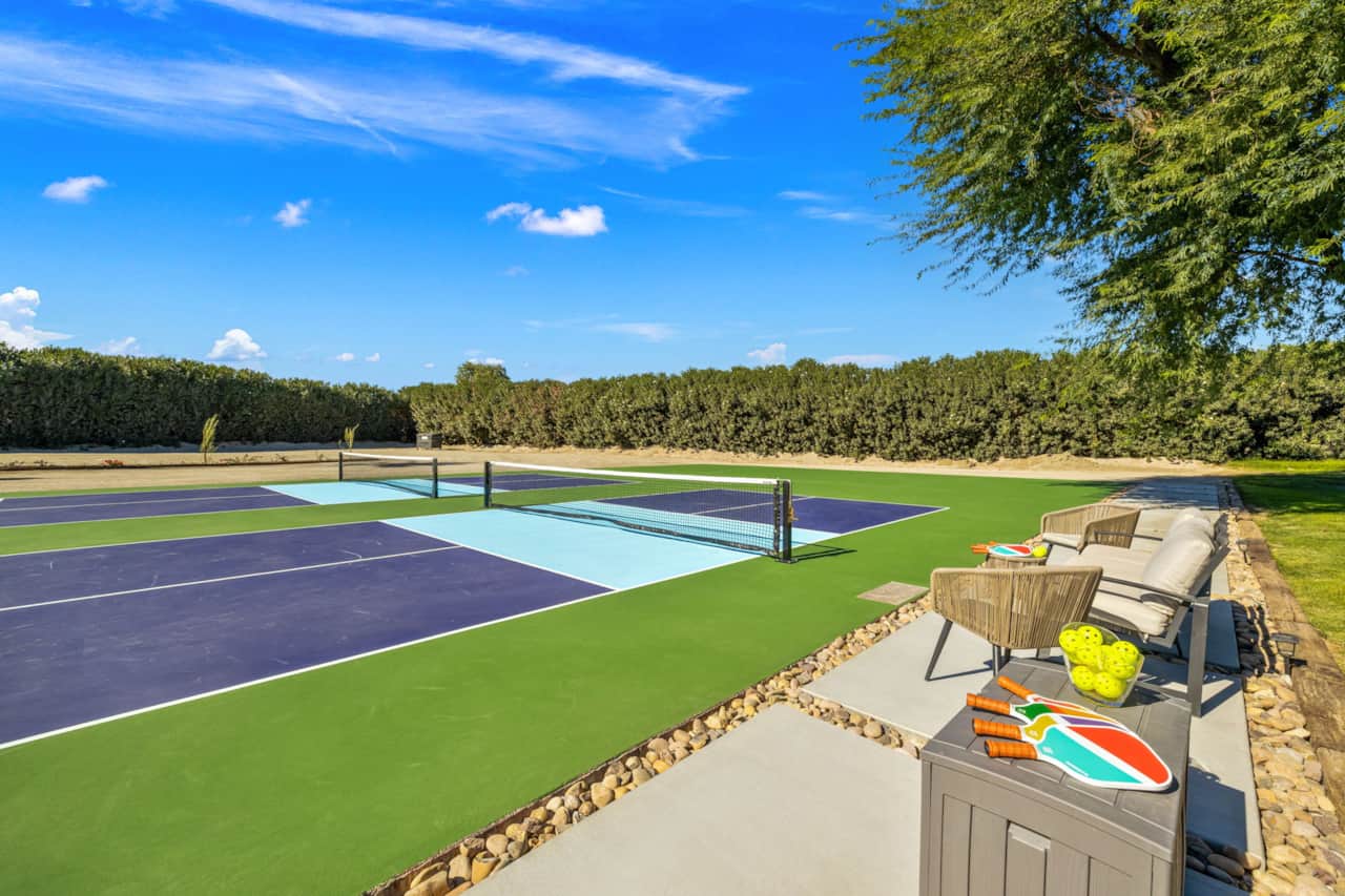Double side-by-side pickleball courts to accomodate everyone