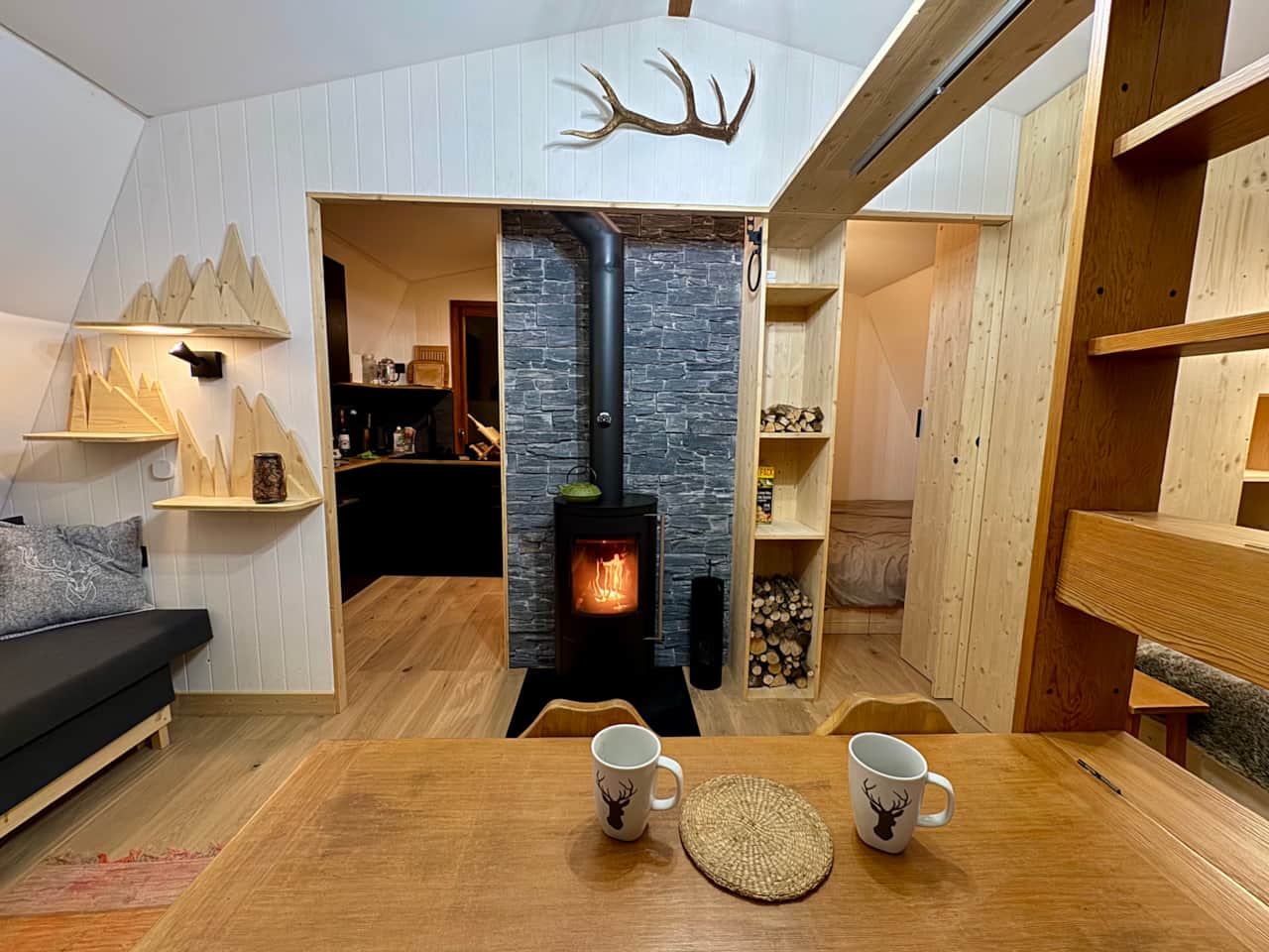 Salon séjour modulable avec magnifique poêle à bois dans cette cabane de trappeur