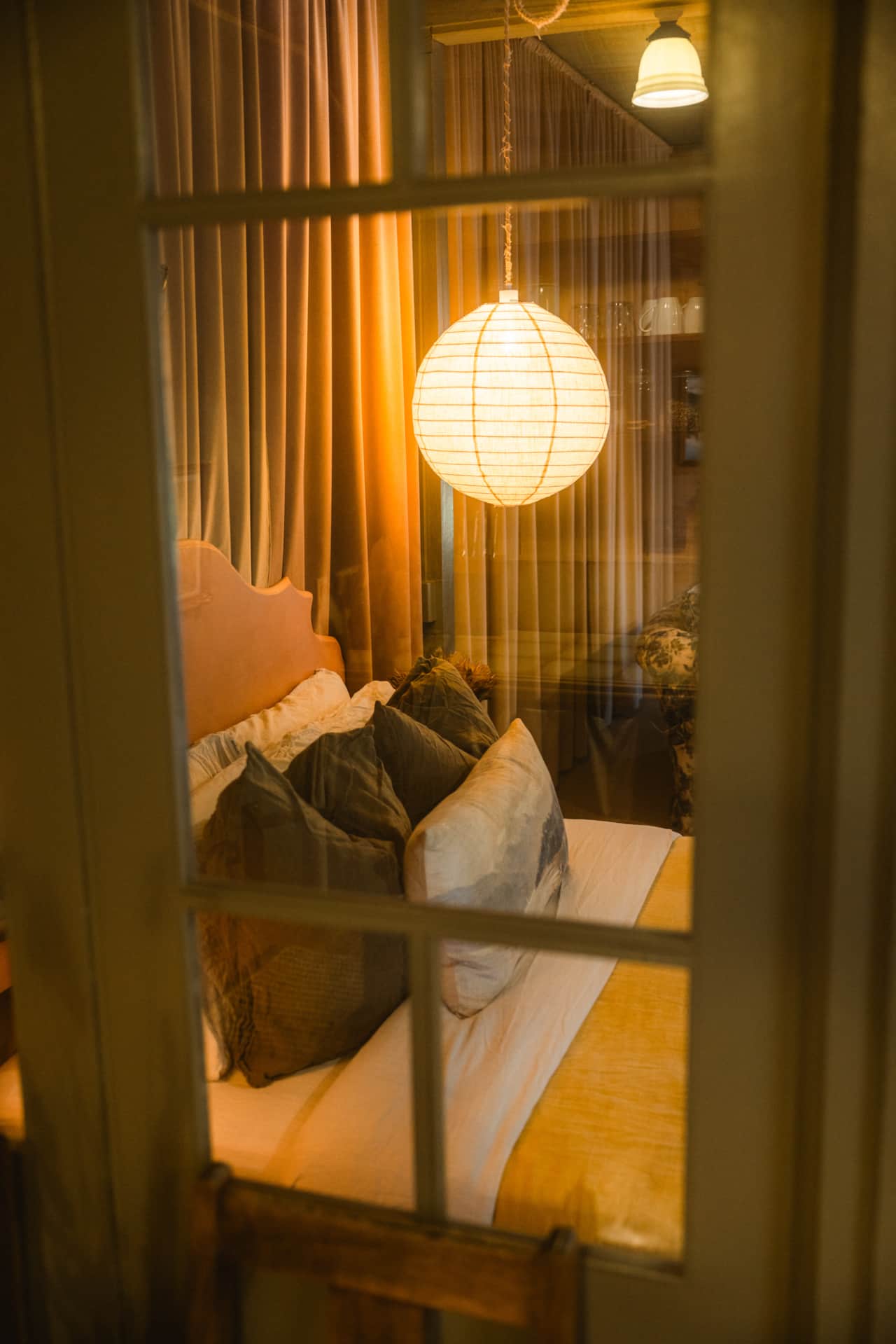 sleep naturally in pure cotton sheets and pure latex pillows