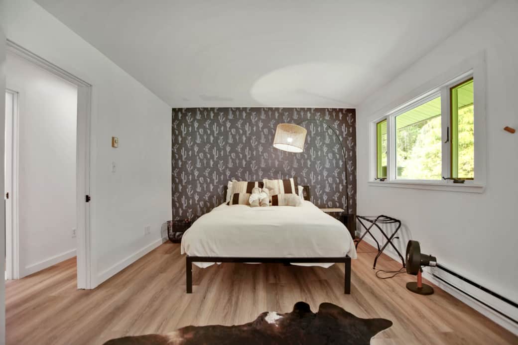 Third bedroom, Queen bed. 
