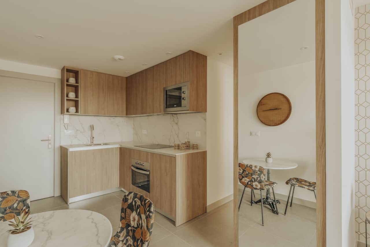 Cocina equipada con zona de comedor 