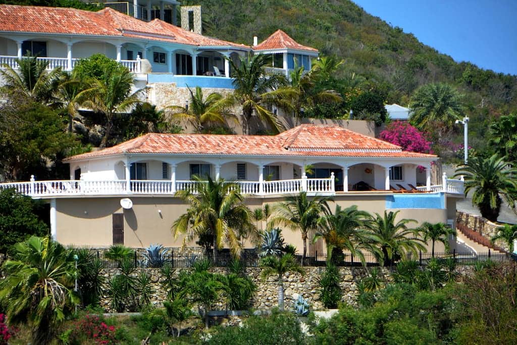 Villa located 400 meters from the beach with an exceptional view of Orient Bay