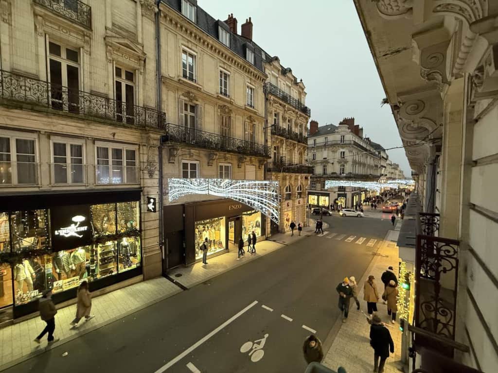 Charme & Confort – Vue sur la rue