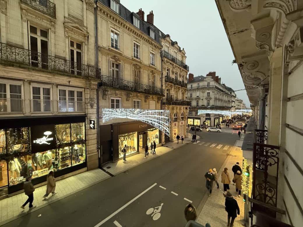 Vue directe sur l’hyper-centre avec ses boutiques, cafés et restaurants à quelques pas. Vue directe sur l’hyper-centre avec ses boutiques, cafés et restaurants à quelques pas.