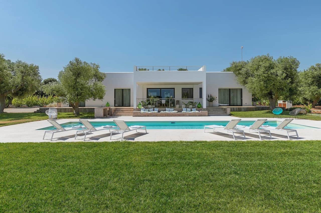 villa con piscina e giardino privato