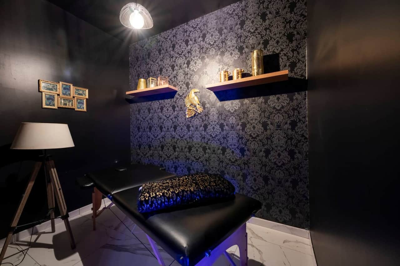 espace avec table de massage 
(massage en extra possible en duo ou solo / nous consulter )