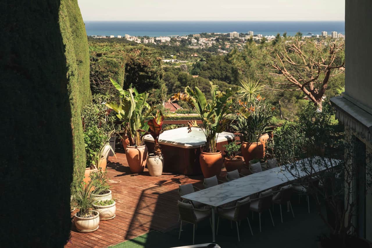 Rooftop terrace: dining table for 12, hot tub and sea view