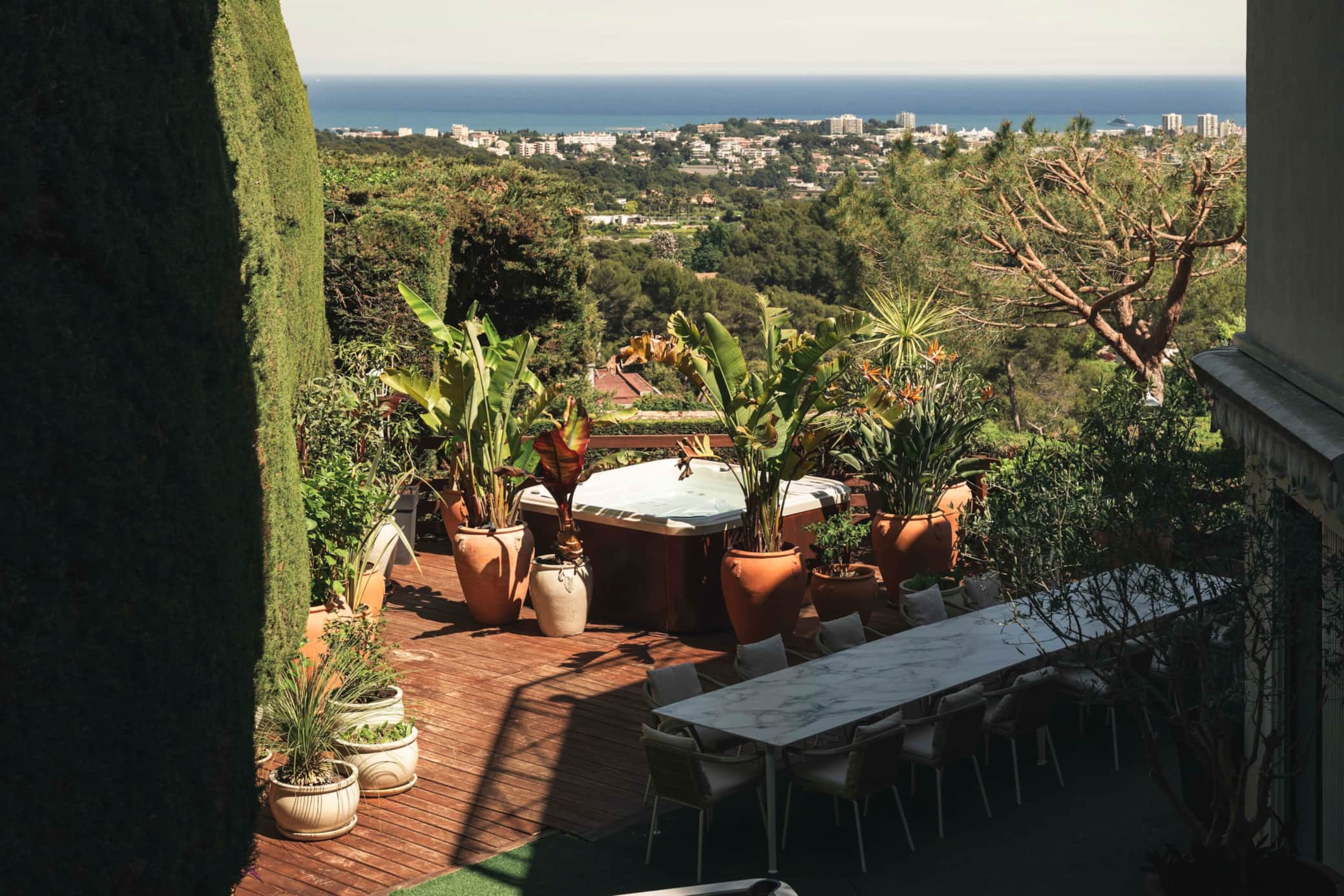 Rooftop terrace: dining table for 12, hot tub and sea view