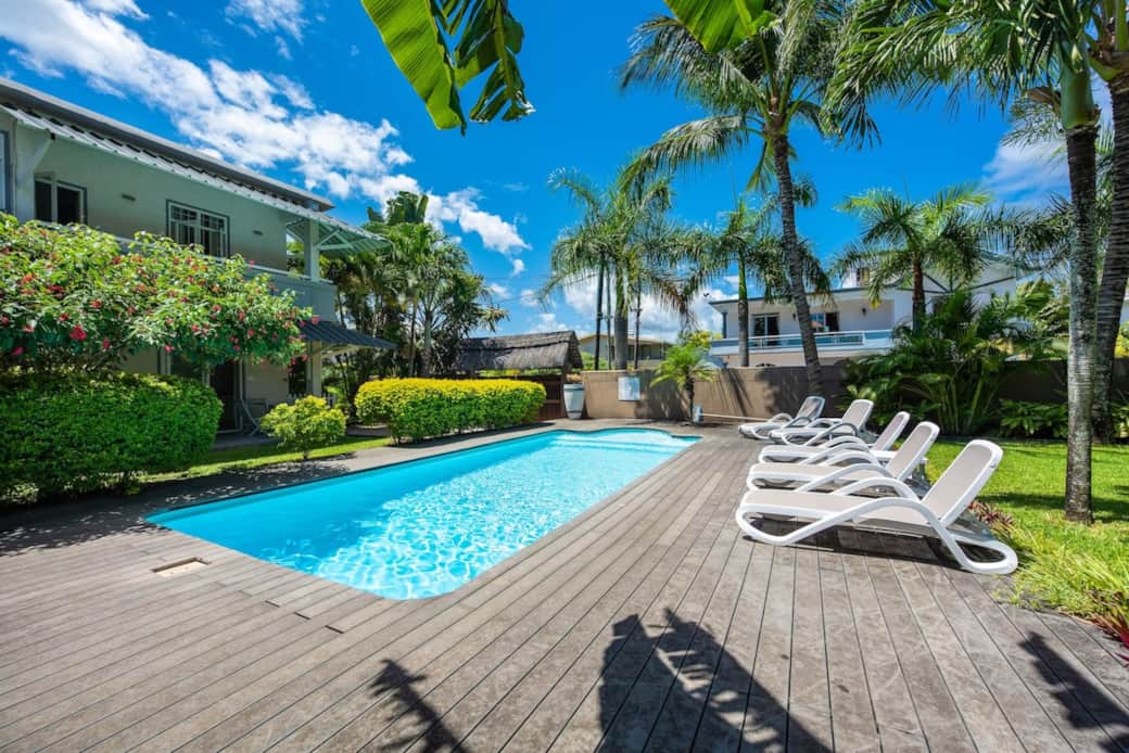 Shared garden & pool with sun loungers. The apartment is on the first floor