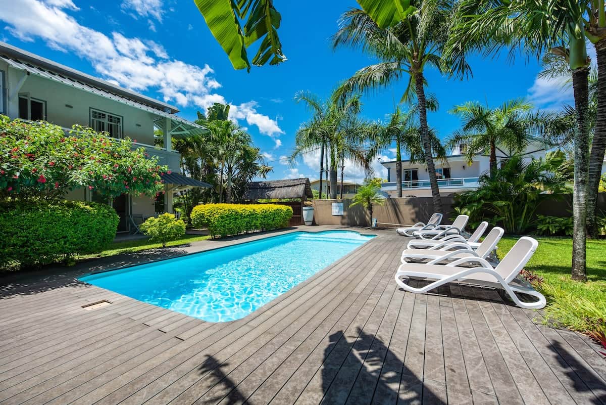 Shared garden & pool with sun loungers. The apartment is on the first floor