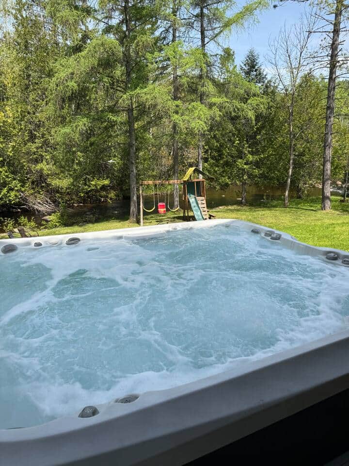 Spa privé avec vue sur le terrain et l'aire de jeux des enfants