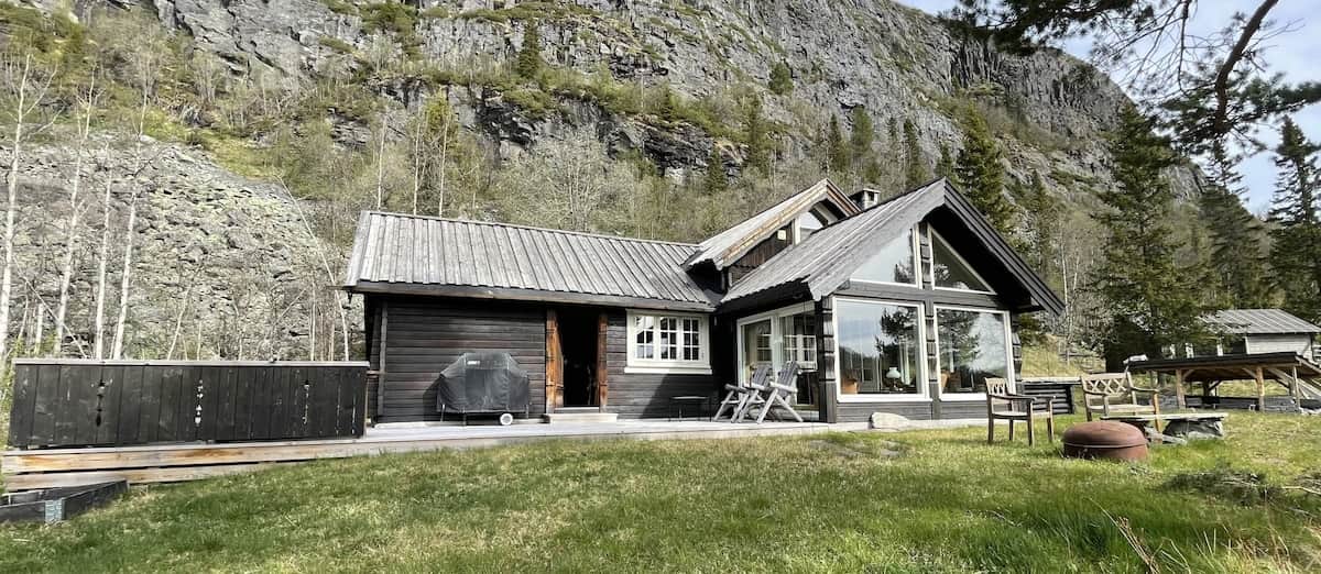 Familieeventyr i ekte norsk hyttetun. Bålpanner og Gapahuk med ildsted.