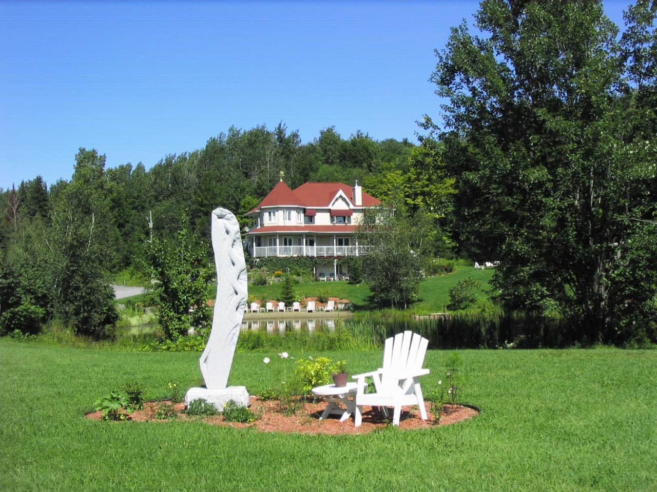 Vue extérieur lac et chalet 