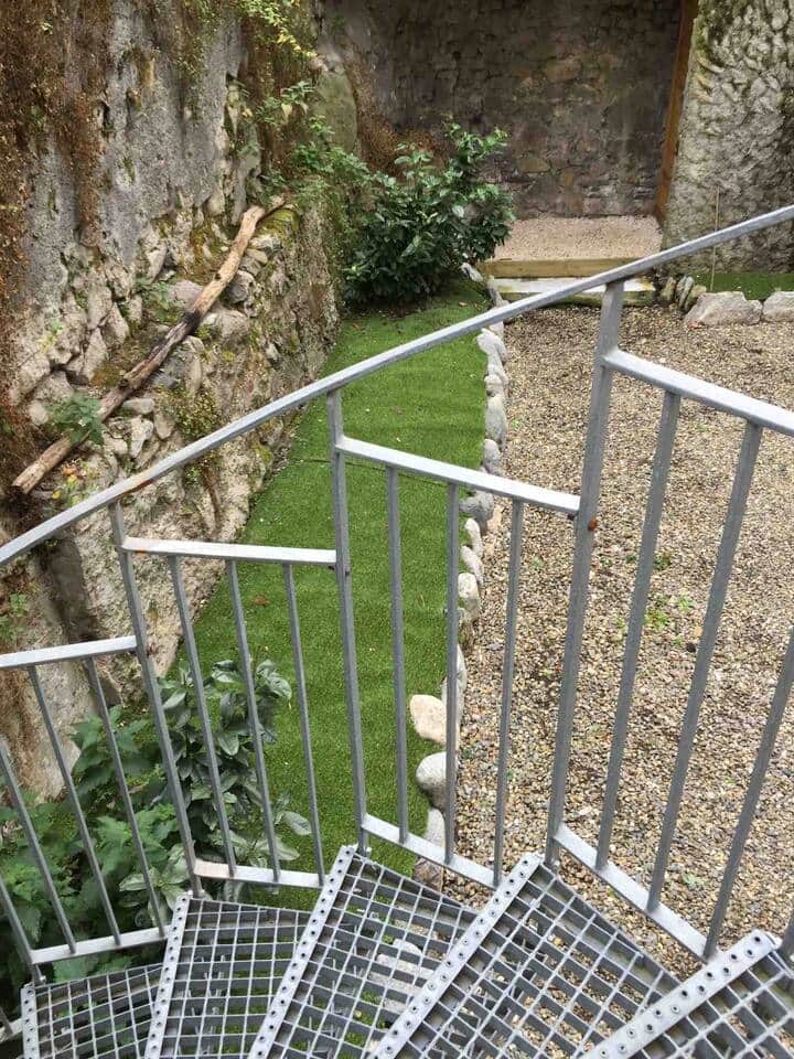 Vous pouvez accéder directement à l’appartement par une deuxième entrée par un escalier donnant sur les thermes Vous pouvez accéder directement à l’appartement par une deuxième entrée par un escalier donnant sur les thermes