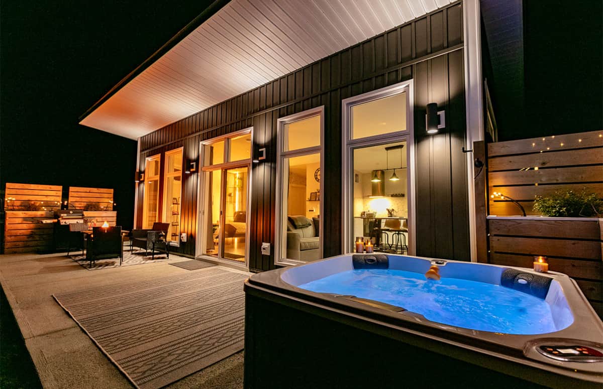 Lake View Cottage with Private Hot Tub - Eagle View - Cabin in West Bay
