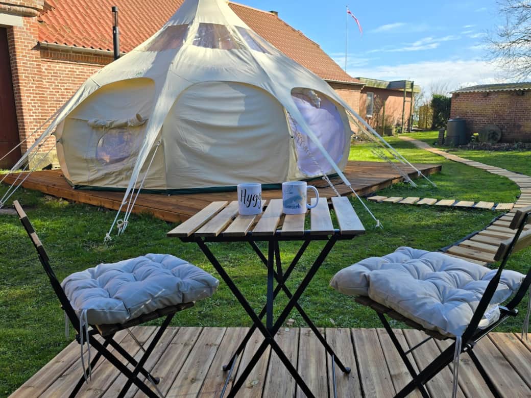 Frühstück im Grünen: Gemütlicher Sitzplatz im Freien für entspannte Morgenstunden.
