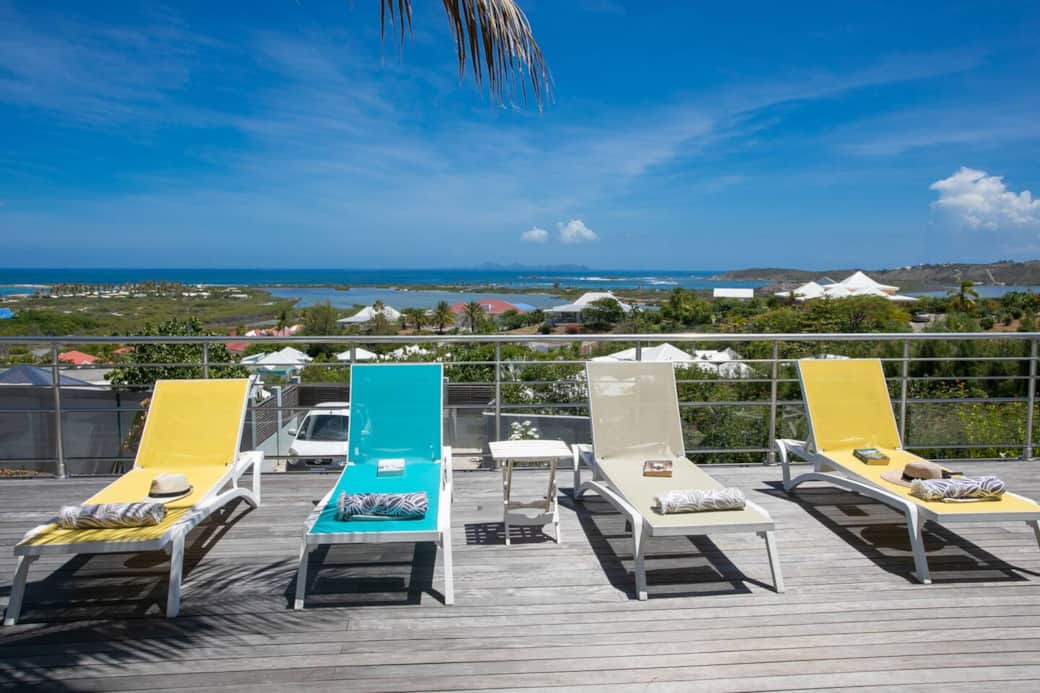 Sun loungers around the pool and sea view Horizon Sbh 