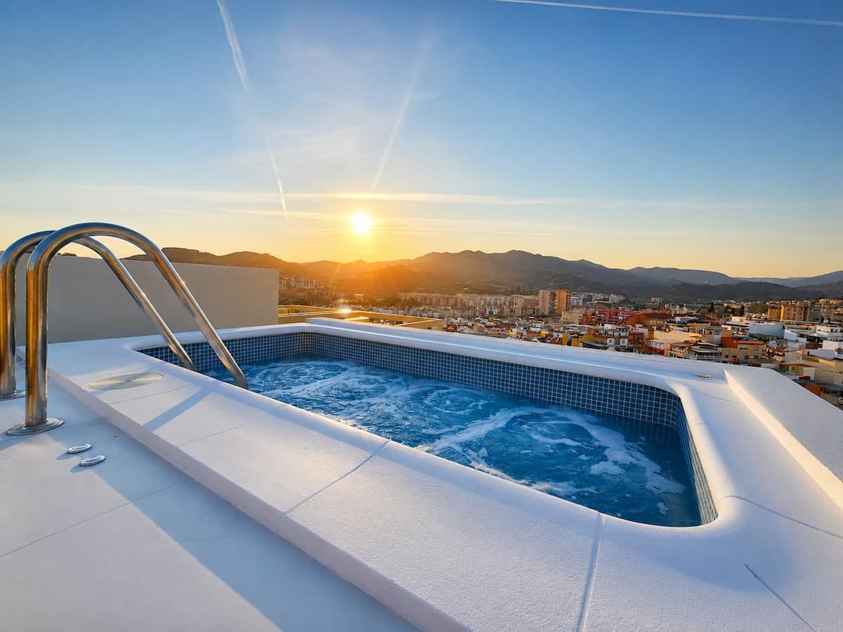 Piscina/jacuzzi de 7 m² con terraza de 25 m². Todo privado!

El lugar perfecto para relajarse y disfrutar de un precioso atardecer con vistas a los montes malagueños!