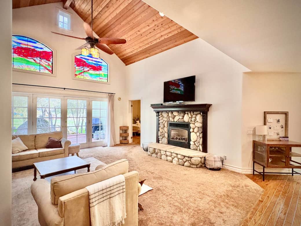 Unwind in our peaceful, high-ceiling living room, large TV, and beautiful stained-glass windows. Fireplace available Oct–March only.