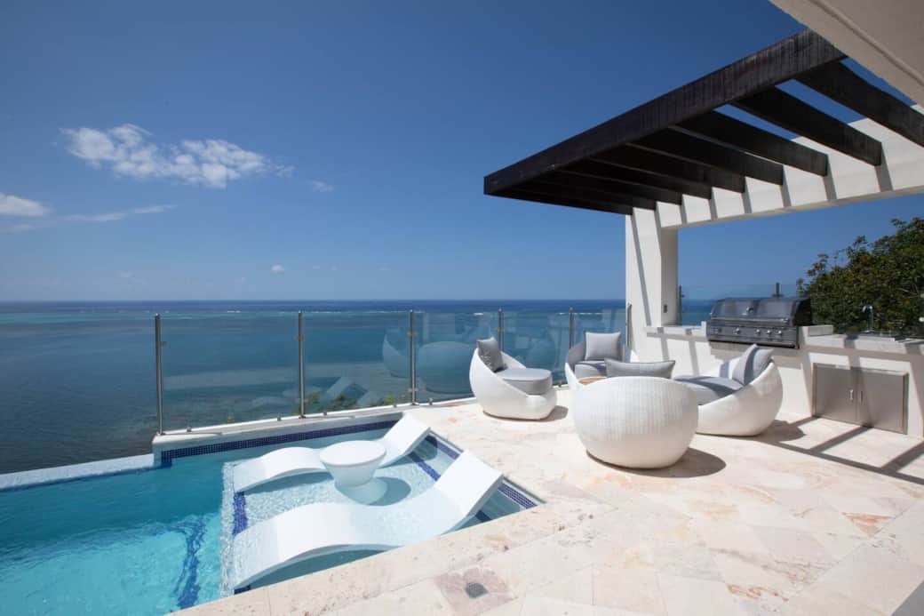 Villa outdoor entertainment area, built-in grill and tanning ledge in the pool Villa outdoor entertainment area, built-in grill and tanning ledge in the pool