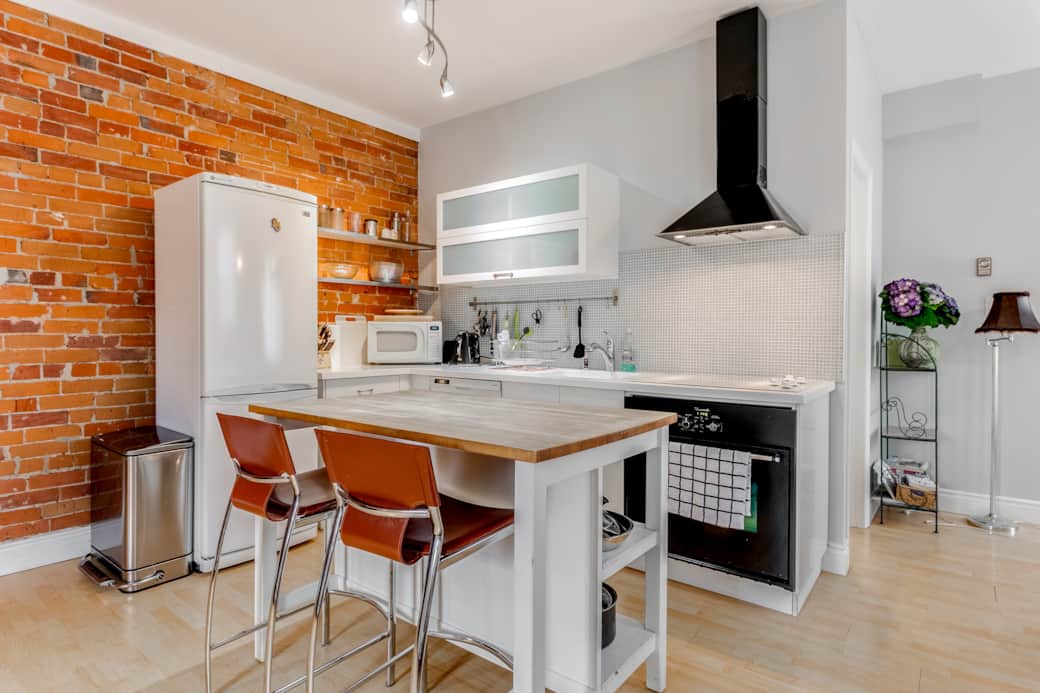 Picturesque terrace panorama from a Toronto flat, ideal for brief accommodations