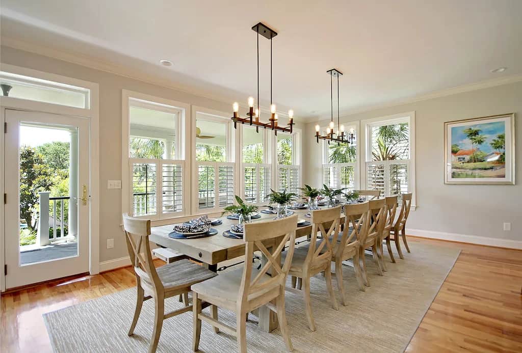 1Fl LivingRoom 005 DinnerTableAndChandelier