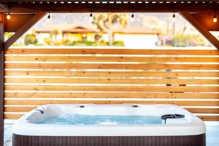 [Patio]Hot tub with plenty of space for 6 adults.