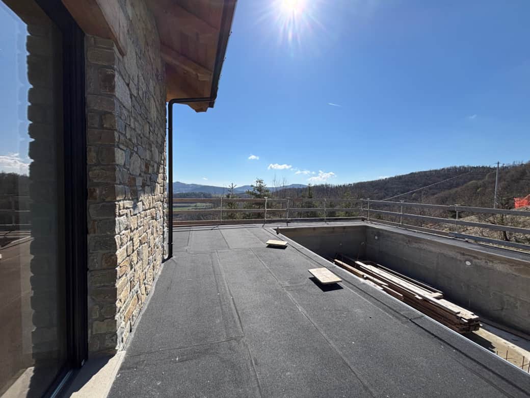 PINI - Bau Pool mit strahlend blauem Himmel