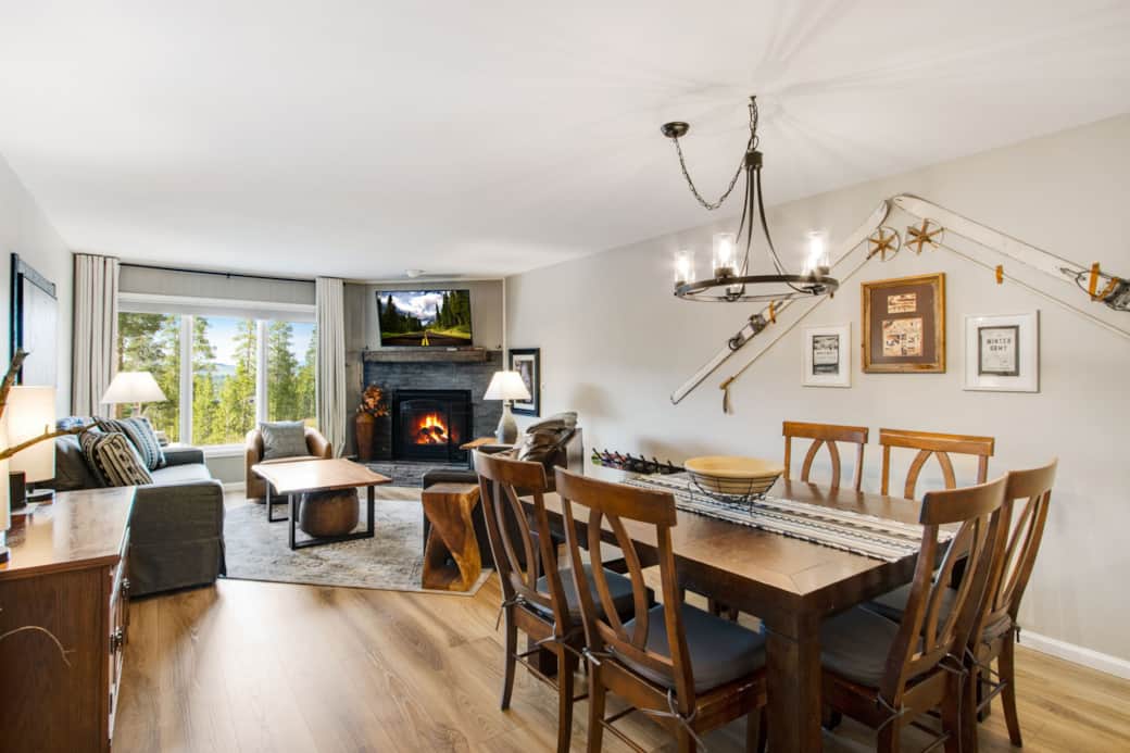 Sunny Views and Open Floor Plan. Smart TV, Fireplace, Dining for 8. Sunny Views and Open Floor Plan. Smart TV, Fireplace, Dining for 8.