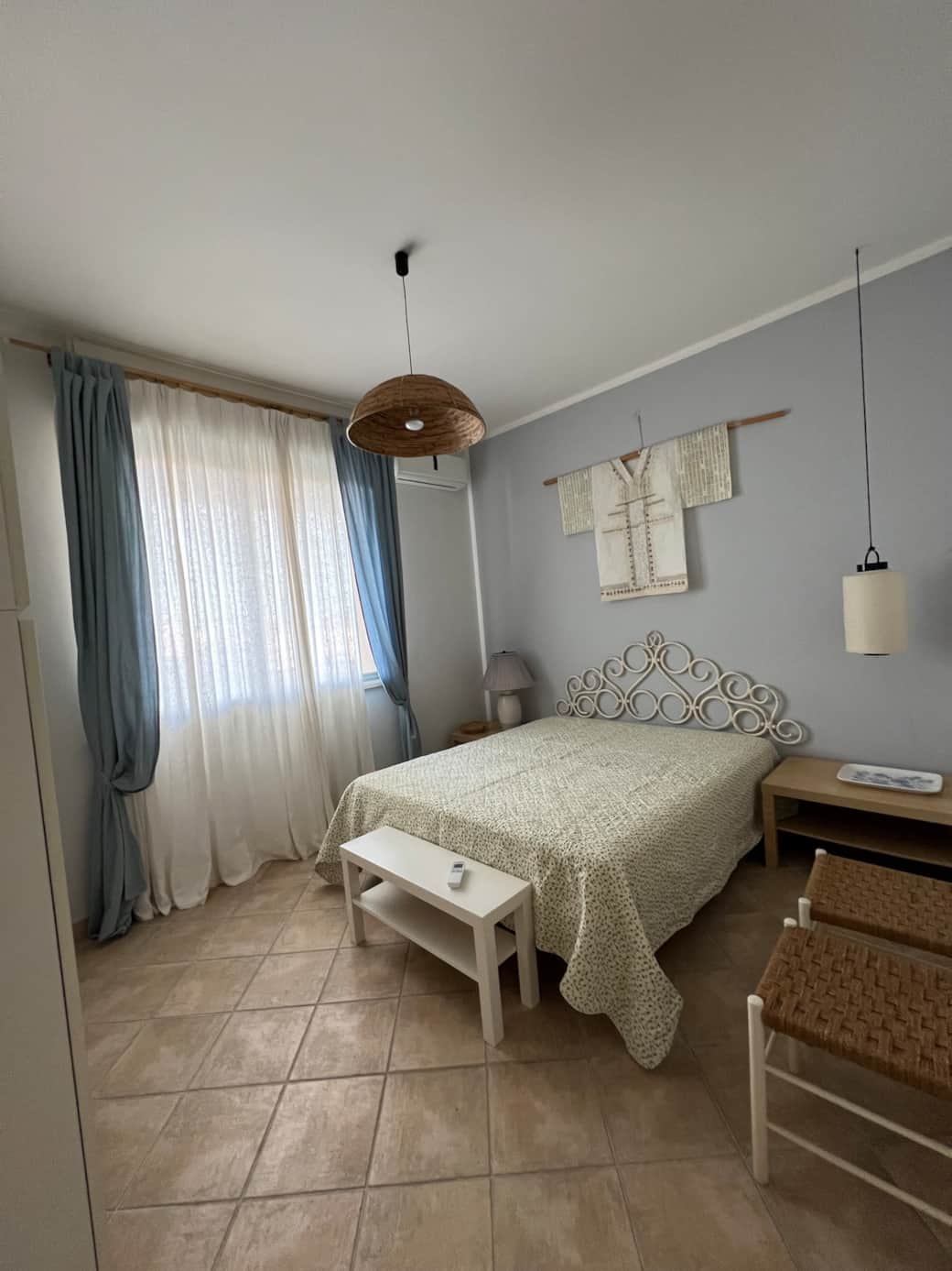 Camera da letto matrimoniale completa di ampio armadio a parete