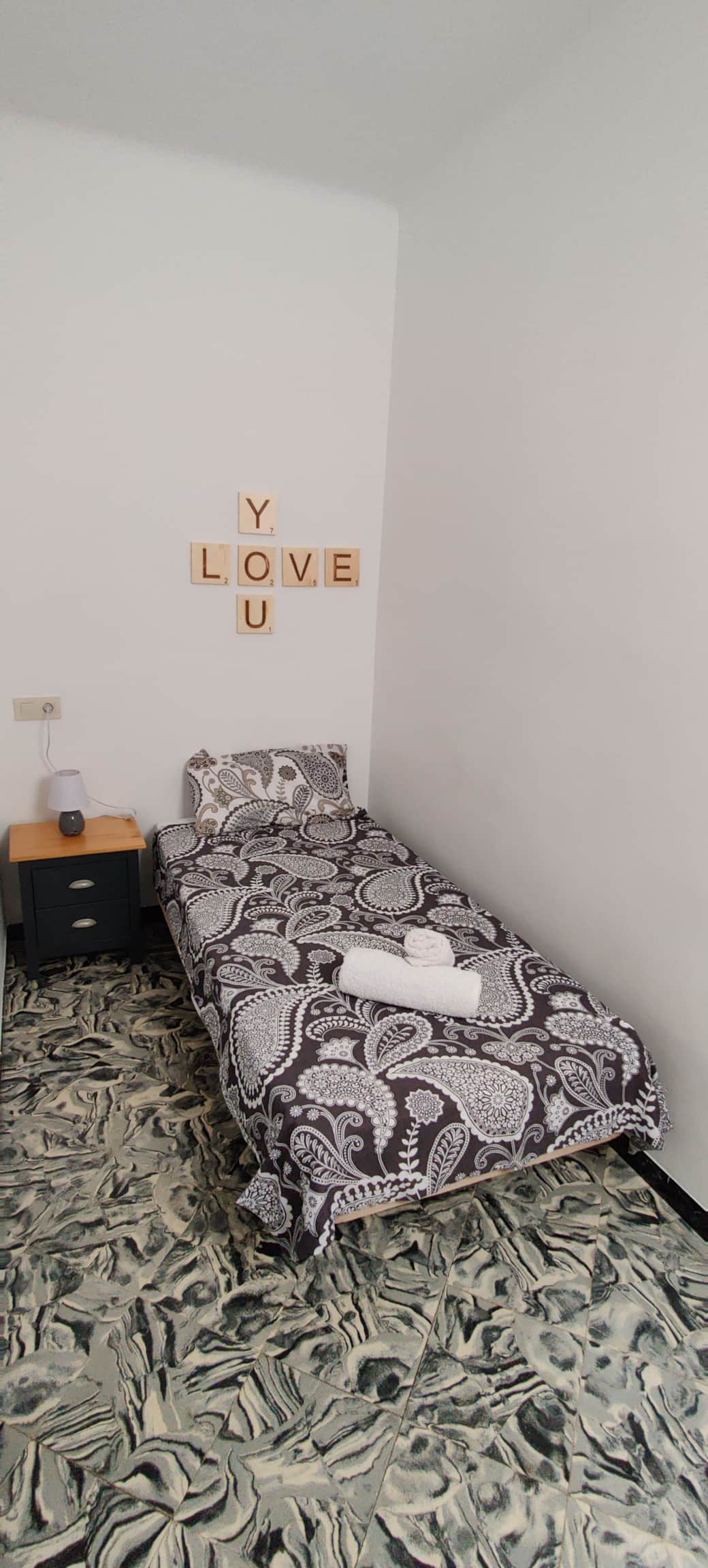 Costa Brava Apartment with Wifi and Beach in Barcelona - Single room with window and bed
