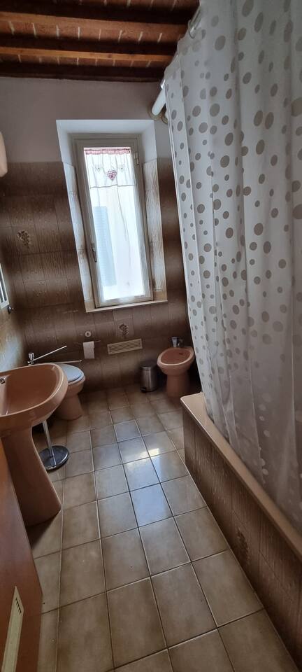 Bagno con vasca da bagno utilizzabile come doccia