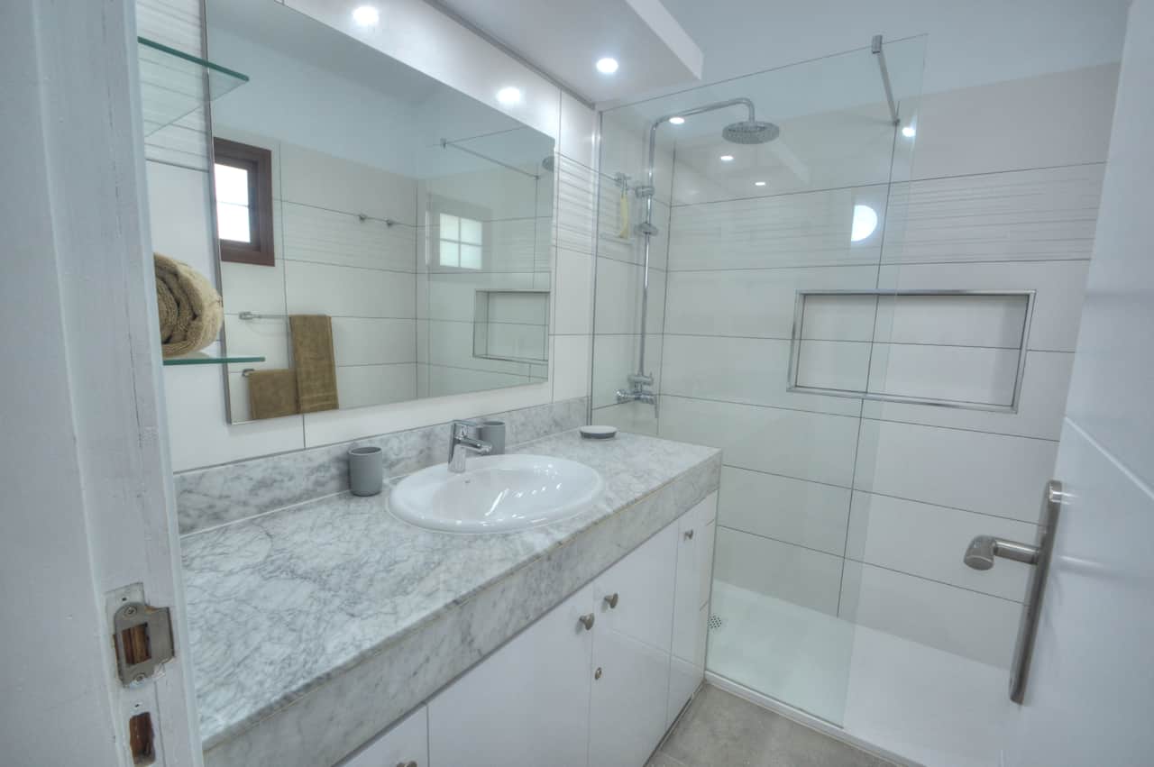 Baño con ducha a ras de suelo