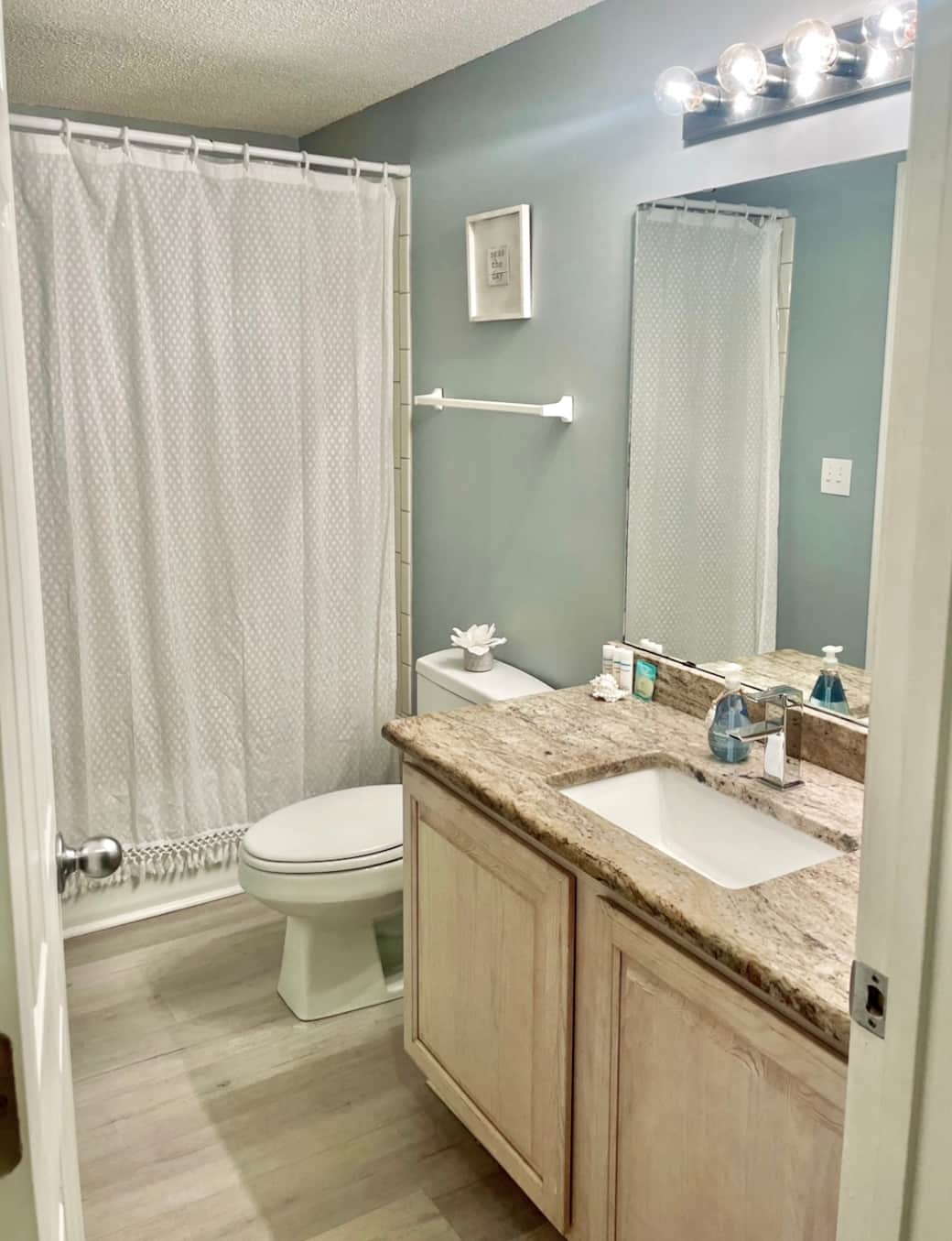 Full bathroom that connects to the 2nd bedroom﹠hallway Full bathroom that connects to the 2nd bedroom﹠hallway